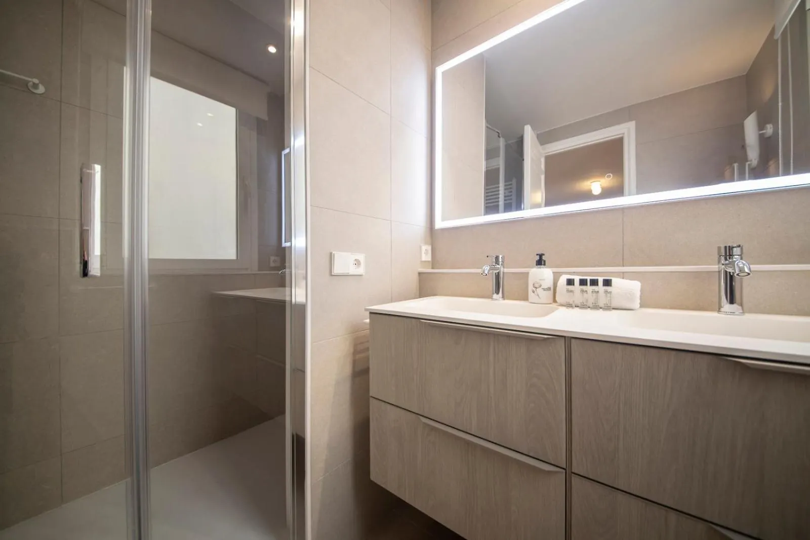 Atico Duplex Con Cinco Dormitorios Barcelona Spanyolország